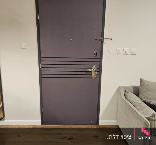 דלת מתכת עם מנעול ובריחים, על רקע קיר לבן